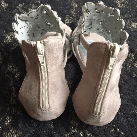 SOLD Gray Rhinestone Gladiator Sandals Size 6.5 - Picture 6 of 8